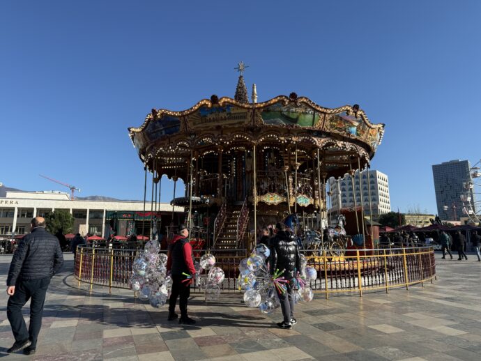 スカンデルベグ広場のメリーゴーランド
