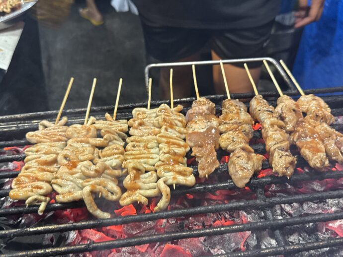 網で焼かれた焼き鳥