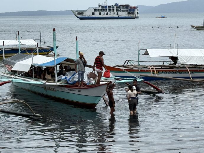 ボートに乗船する人