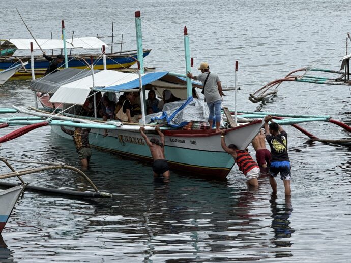 ボートの出港を手伝う人
