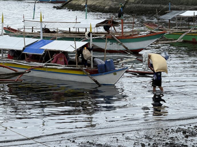 ボートににを積む人