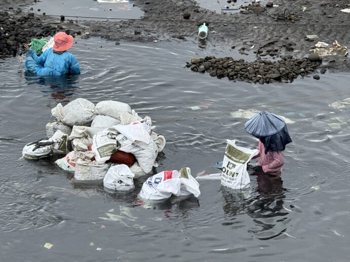 ゴミを取る女性