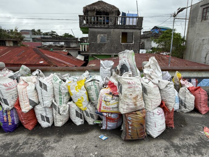 道に詰まれたズタ袋