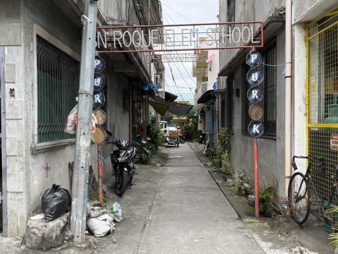 小学校への入り口