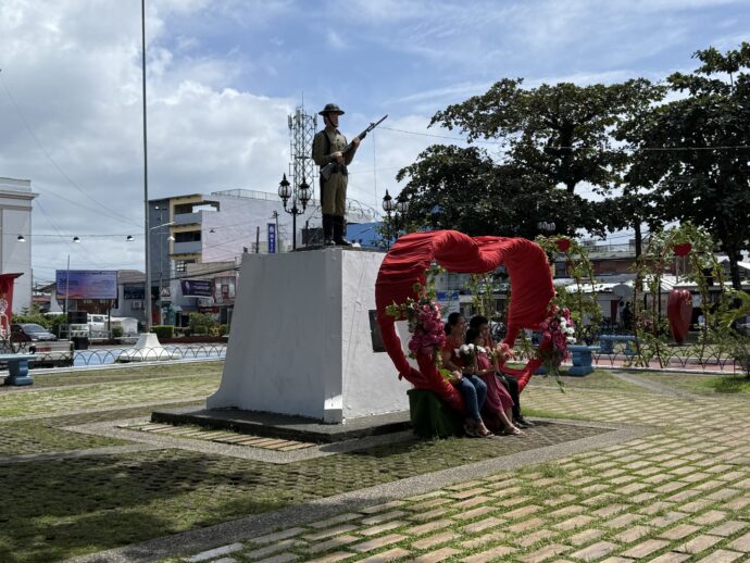 兵士の像の前のハート