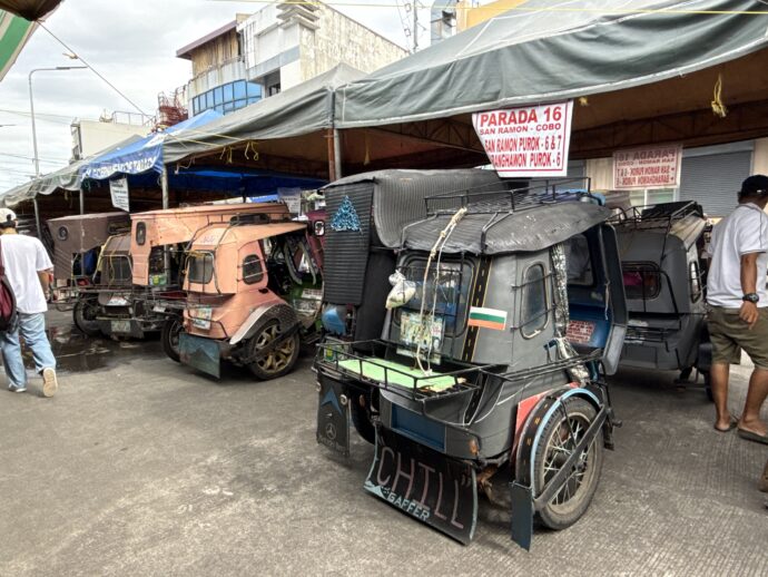 乗り合いのトライシクル