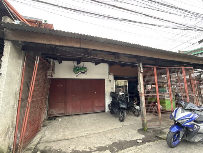 シャッターのおりた店