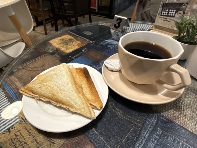 サンドイッチとコーヒー