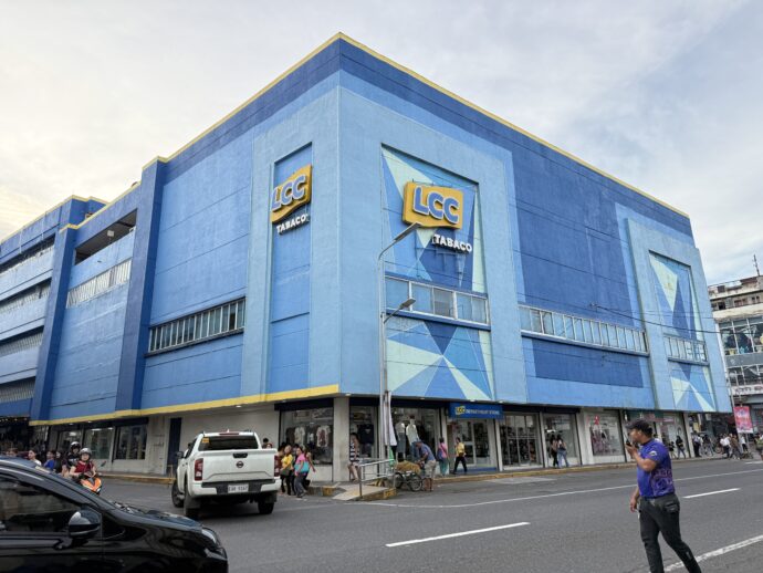 モールの裏手側