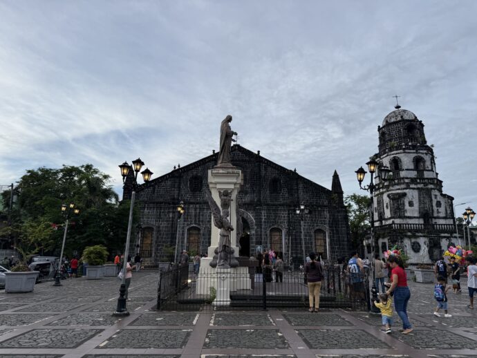 人が集まっている教会