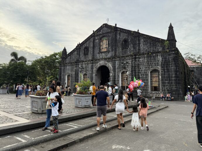 人が集まっている教会