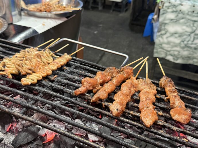 網で焼かれた焼き鳥