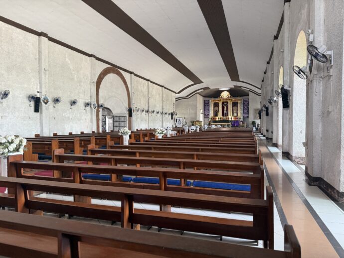 ダラガ教会の椅子