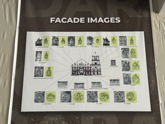 教会の彫刻の説明