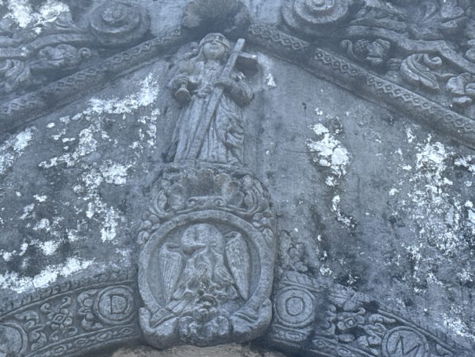 ダラガ教会の正面の彫刻