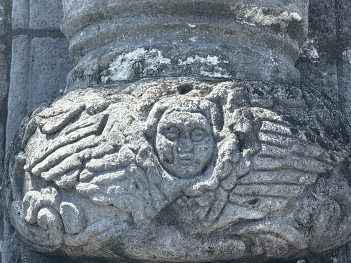 ダラガ教会の正面の彫刻