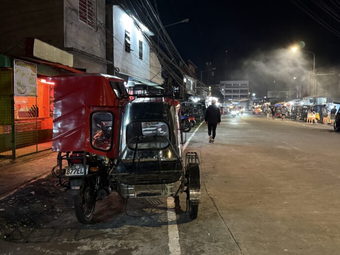 夜のレガスピの道路
