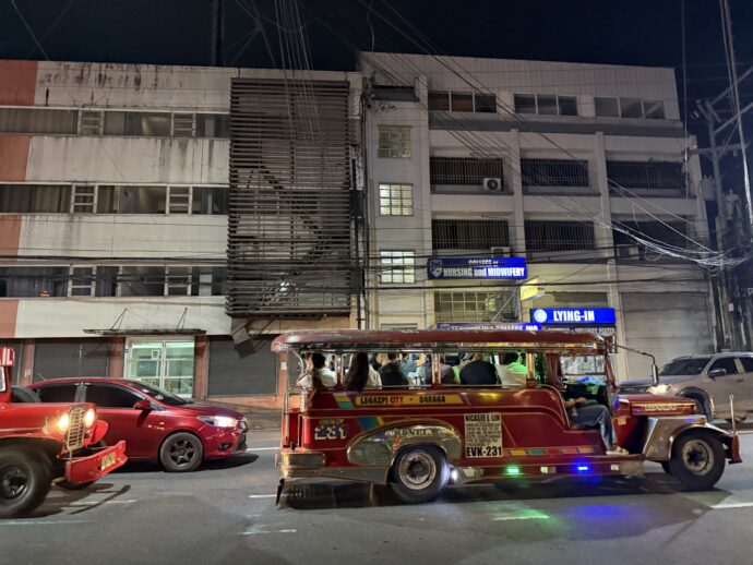 夜のレガスピの道路