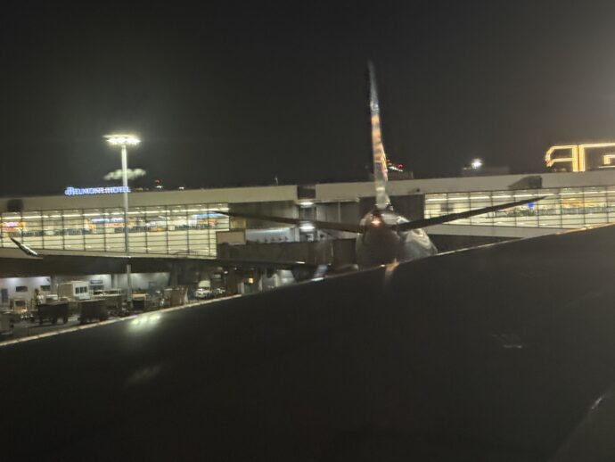 夜のマニラ空港