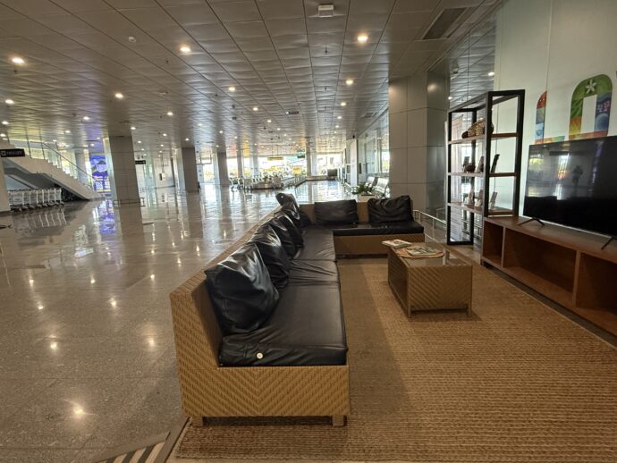 革張りのゆったりソファ