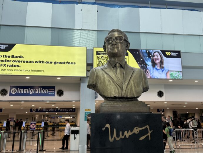 ニノイアキノ像