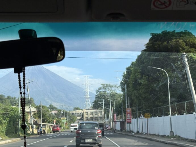 窓から見える道