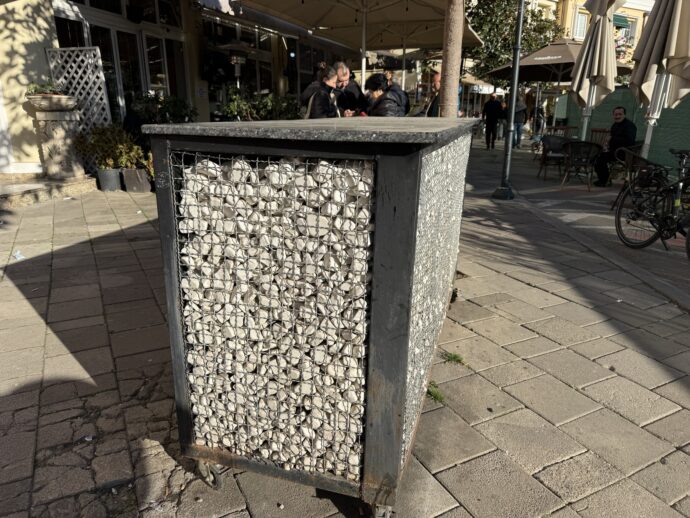 小石が詰まった網