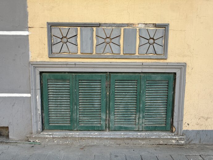 緑の扉の窓