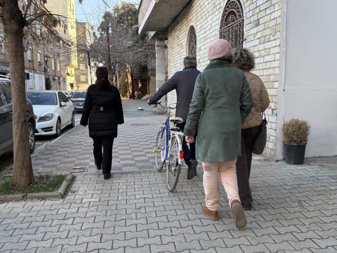 ブリリ地区を歩く人