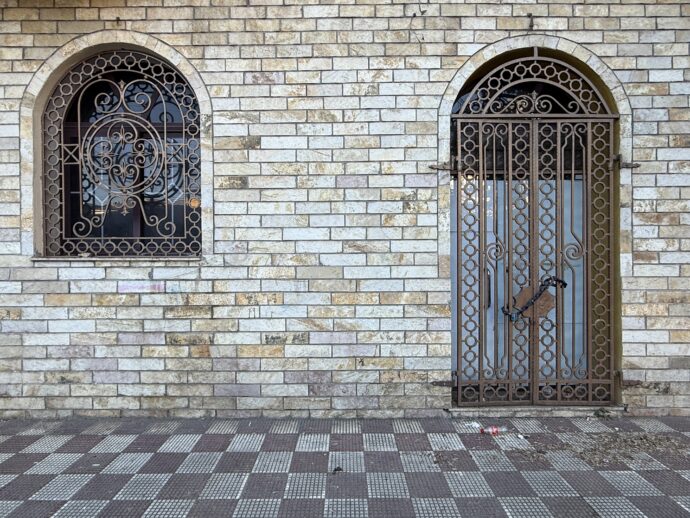 網のついた出入り口