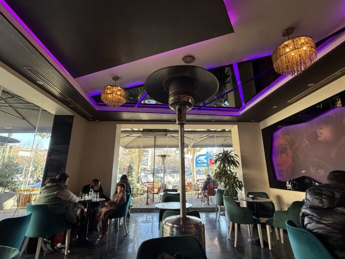 ブリリ地区のカフェ店内