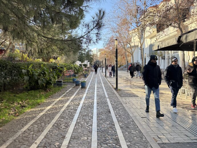 石畳の道を歩く男性