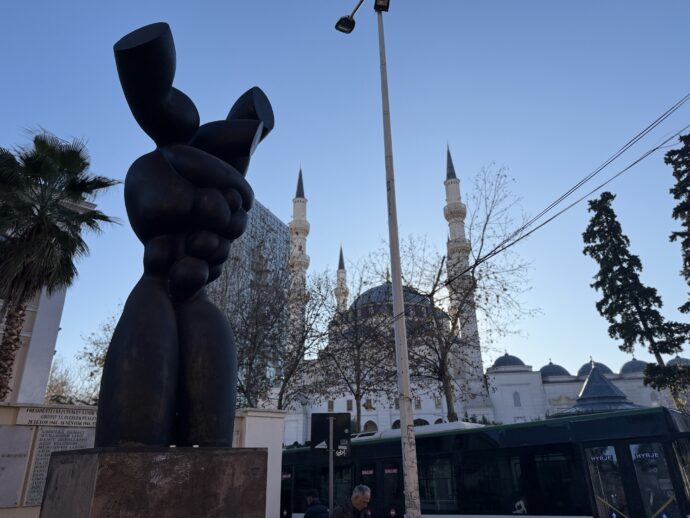 ティラナの変な像