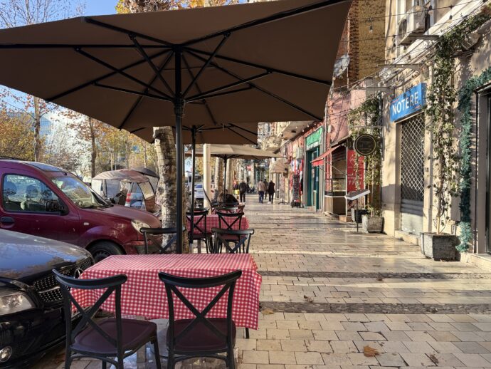 パラソルのあるカフェ