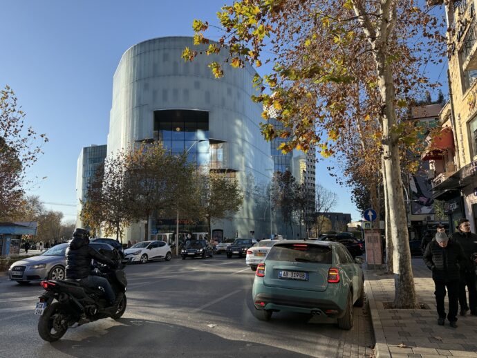 いちょうの木とビル