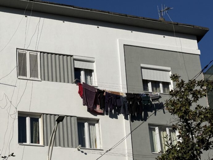 窓から外に干された建物