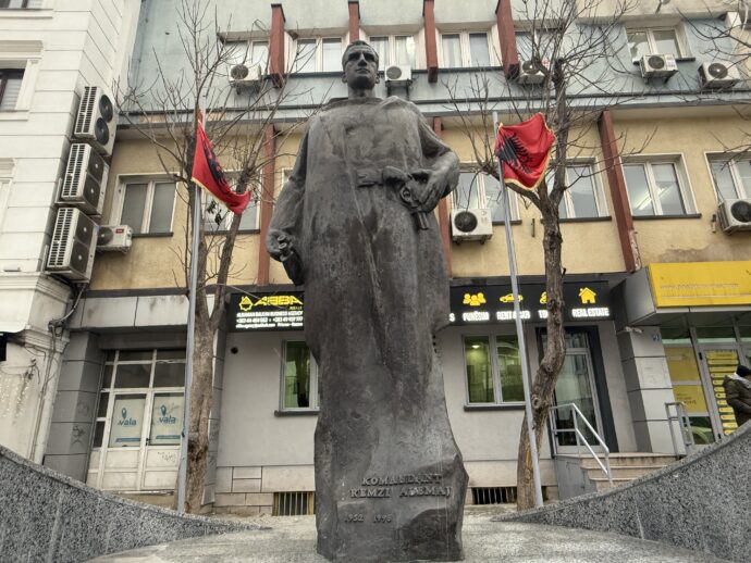 殉教者レムジ・アデマジを讃える像