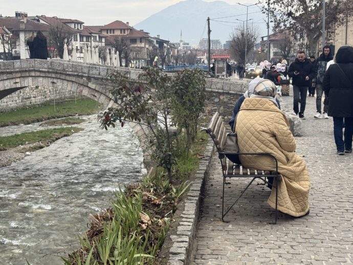 ベンチに座る女性