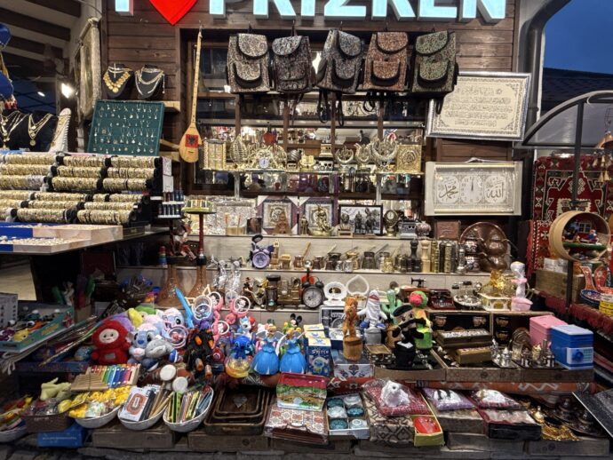 モスク裏のみやげ店