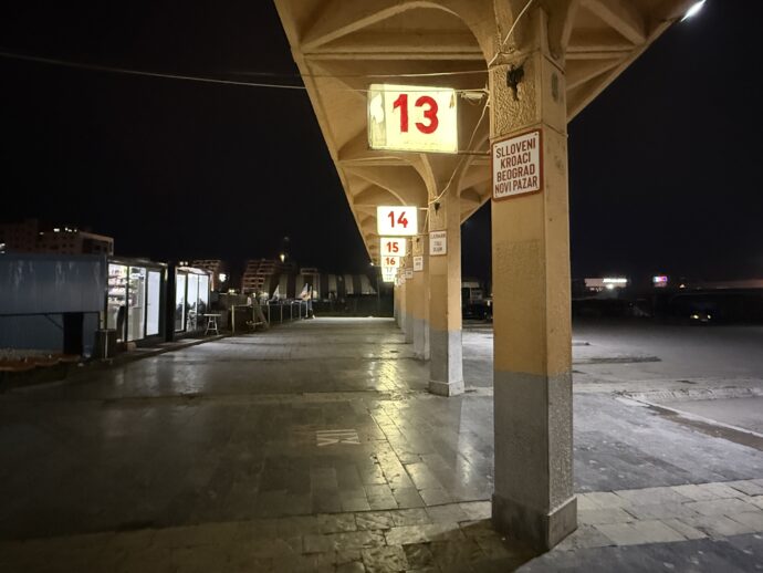 寒いバス乗り場