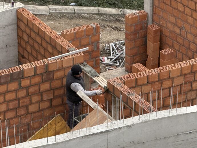 レンガを積み上げる男性