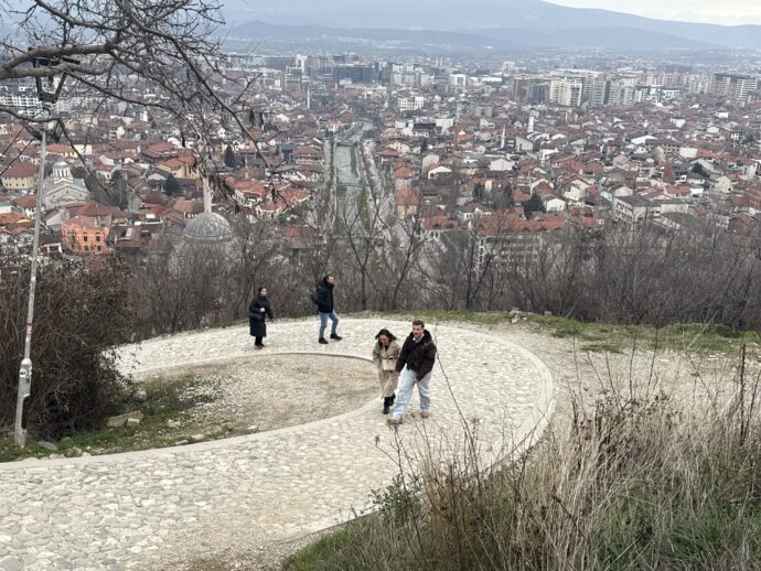 石田畳の坂道を歩く人