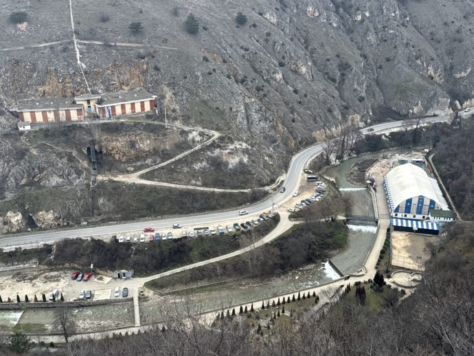 道路を見下ろす