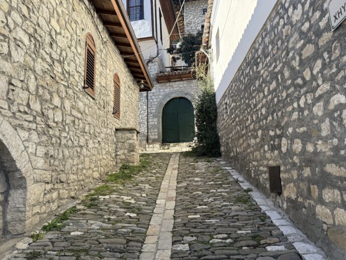 ベラト城への石畳の道