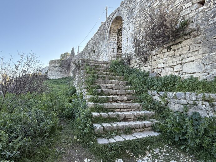 ベラト城通用門への入り口