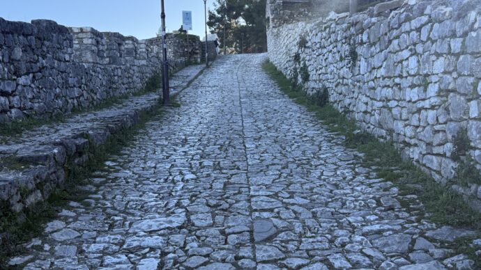 ベラティ城の石畳の道