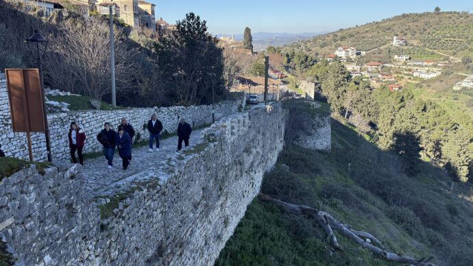 ベラティ城を歩く人