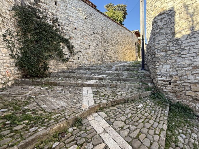 ベラト城への石畳の道