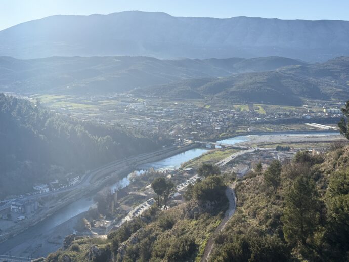 ベラティ城から見下ろすベラトの町と川