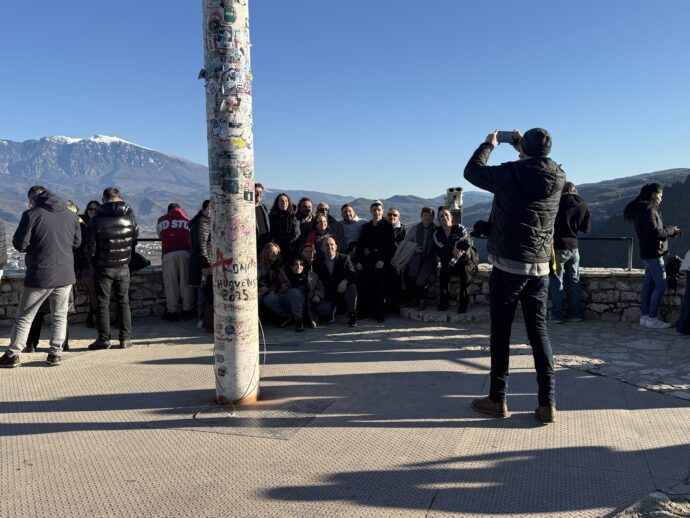 写真撮影するグループ